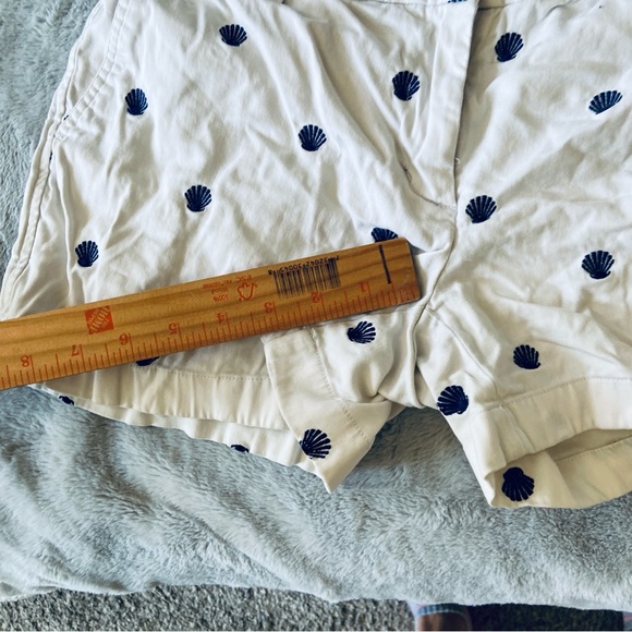💝3/$20 British khaki Shell Print Women's Shorts - Picture 4 of 7